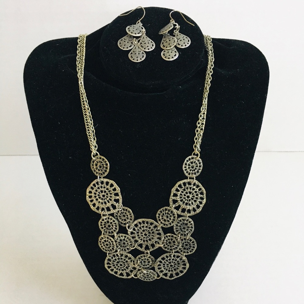 Beautiful Metal Necklace Set